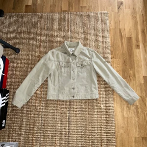 Vintage jacka från esprit - Snygg vintage beige jacka från esprit! Ganska fit i modellen och har gömda fickor där sömmen går!🌟perfekt nu till våren!🌸