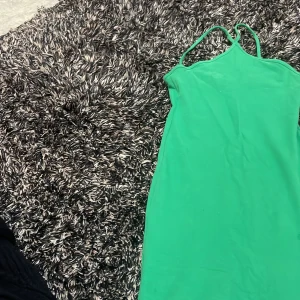 Grön kläning från hm - Fin detalj upptil