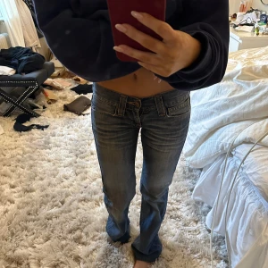 Lågmidjade jeans - Lågmidjade jeans från märket Fornarina! De är i fint skick förutom att ena bakfickan är lite trasig men de är inget man tänker på! Midjemåttet är 36cm tvärs över och innerbenslängden är 79cm. Jag är 1,60 för referens🩷💞 fri frakt!