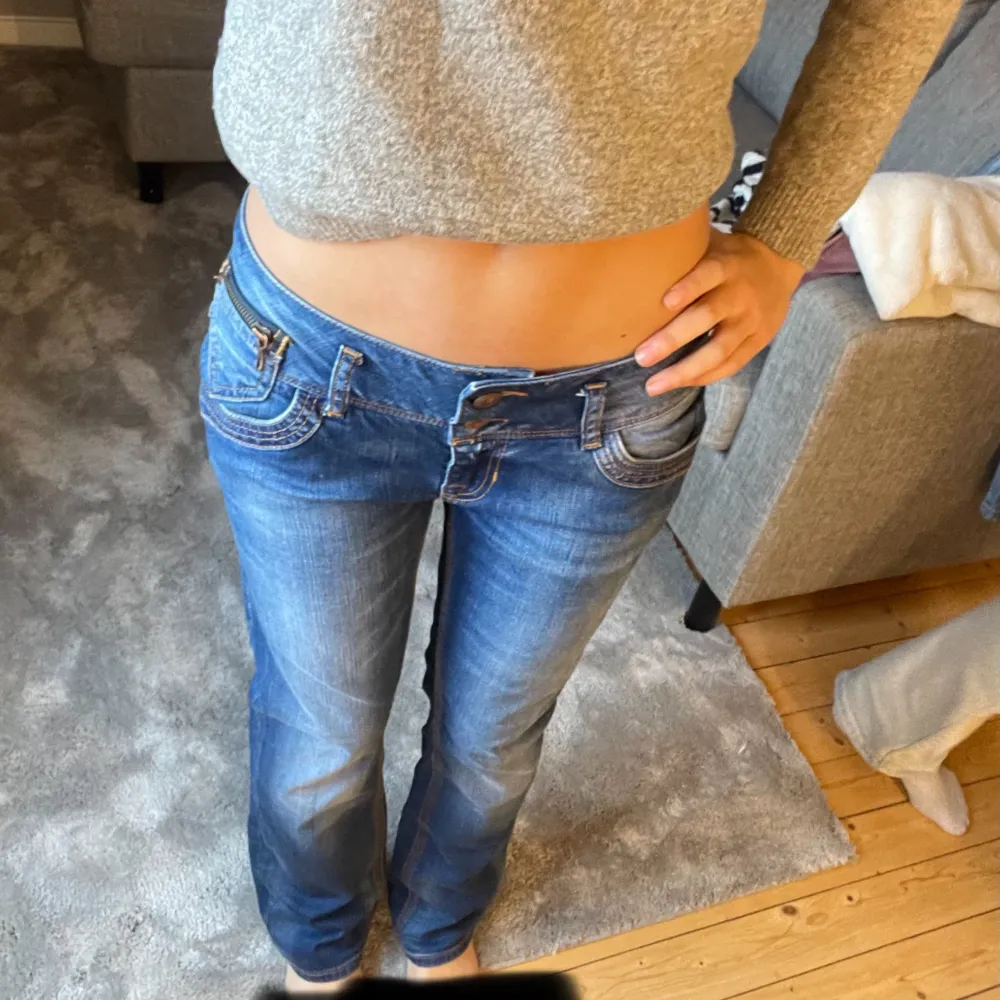 Ltb jeans i fint skick strl 29/30! Lågmidjade, stretchiga och lite utsvängda nedtill😄. Jeans & Byxor.