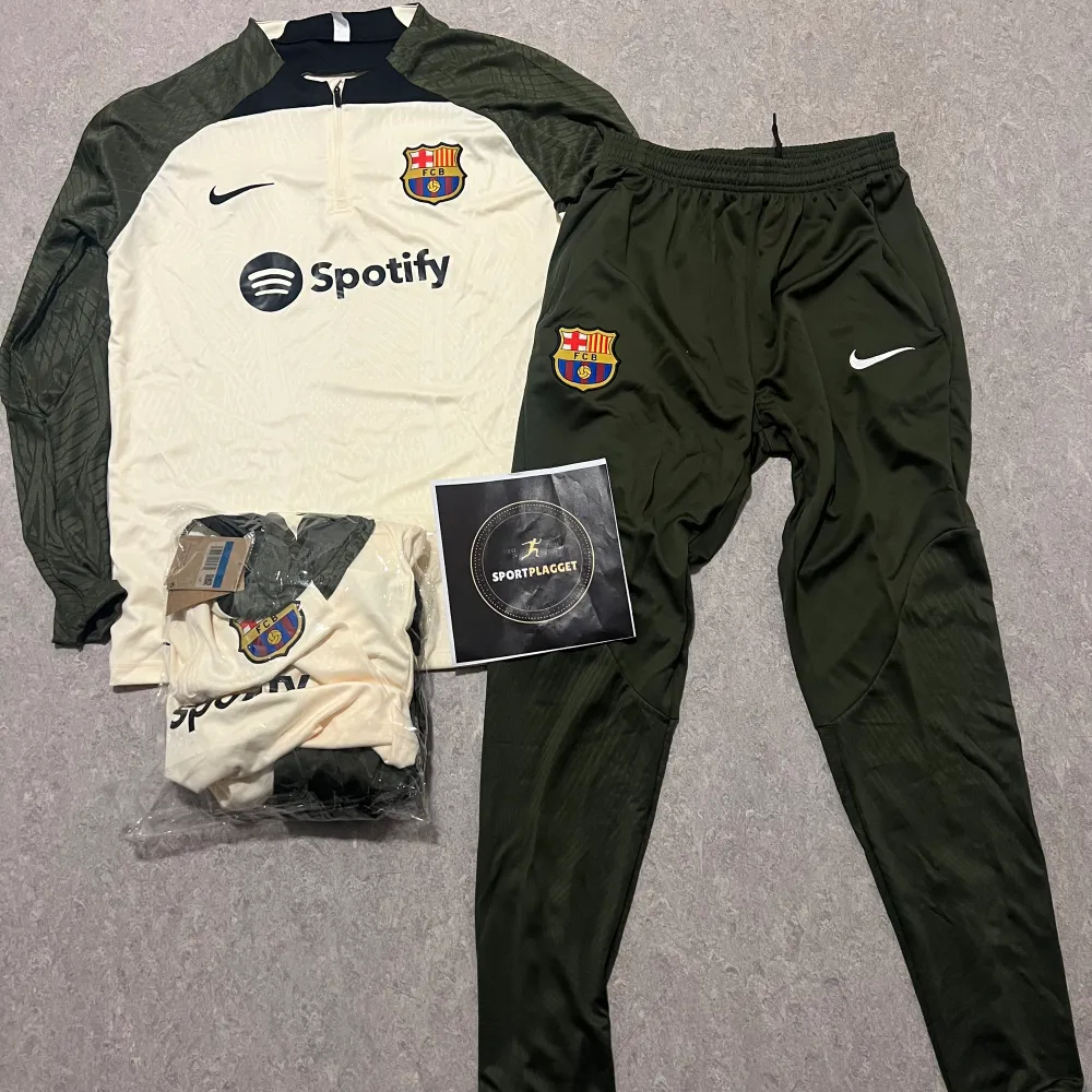 FC Barcelona dress helt nya, finns i S M och L. Kontakta oss gärna genom Plick eller instagram //sportplagget. Hoodies.