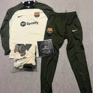 FC Barcelona dress helt nya, finns i S M och L. Kontakta oss gärna genom Plick eller instagram //sportplagget