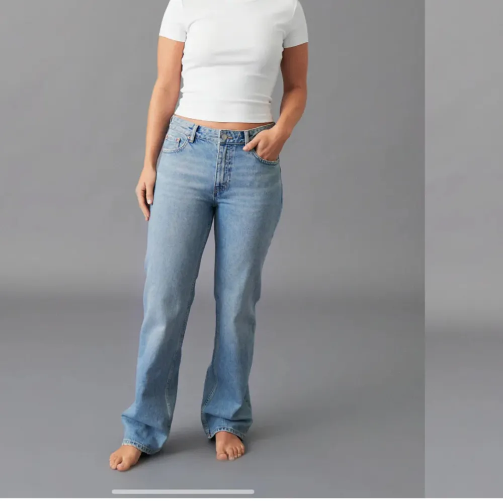 Low straight jeans från Gina Tricot i storlek 38 men är felmärkta i 40! Endast testade och inga tecken på användning🩵🩵. Jeans & Byxor.