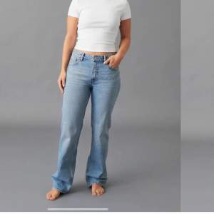Low straight jeans från Gina Tricot i storlek 38 men är felmärkta i 40! Endast testade och inga tecken på användning🩵🩵