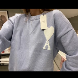 Ami Paris - Blå tröja från Ami Paris. Nypris 4200. Aldrig använd men försent att lämna tillbaka då den inte va något för mig