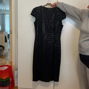 Fest klänning  - Aldrig använd fest klänning, ner till knäna 