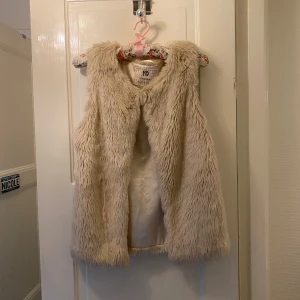 Päls väst  - Står att den är för 12/13 åringar (sista bilden) men sitter som s!