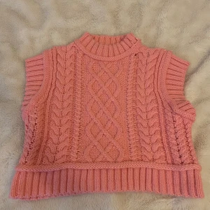 Zara stickad tröja - En jättesöt tröja från Zara! Säljer då den inte kommer till användning. Lite sliten i kragen, men inget som märks så mycket. Lappen säger S men skulle säga att den passar S/M. 💕💕