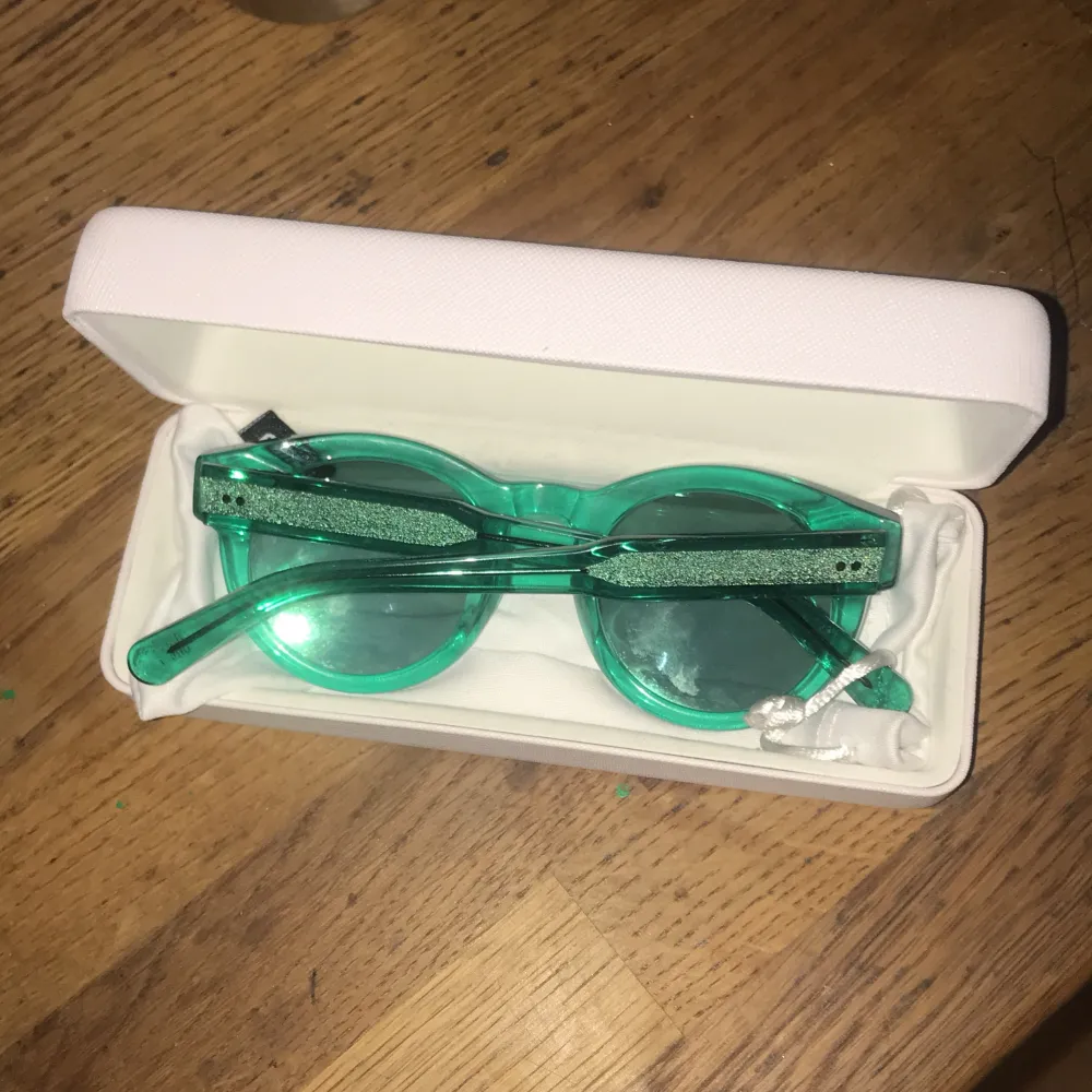 Jag säljer ett par chimi glasögon i skick 7/10. Det är modell 003 i färger aqua. Priset är inte hugget i sten så skriv om minsta fundering.. Accessoarer.