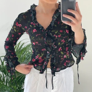 Blus - En av mina absoluta favoritblusar. Så himla fin till allt, en riktig sommardröm. Säljer då den blivit lite för liten. XS. 💘💘