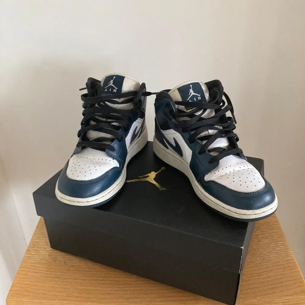 AIR JORDAN 1 MID ARMORY NAVY. Köpta på Kicks N Stuff. Väldigt sparsamt använda. Nypris: 2999:-. Kengät.