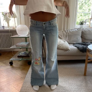 Smyga vintage jeans - Säljer dessa coola jeans med detaljer fram o bak!!!