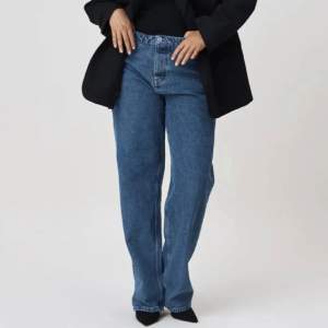 Ett par LJUS blåa jeans från Lis Bonne Atelier. Har haft på mig de en gång. Jag är 175 cm och de passa längdmässigt väldigt bra. 