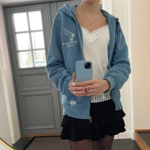 Blå zip hoosie från Peak performance  - Blå zip hoodie från Peak performance i storlek S. Använd gärna köp nu!