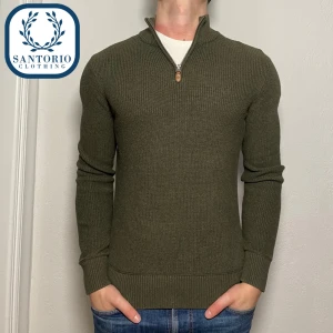 Morris Half-Zip | Mörkgrön  - Jättefin Morris zip i 9/10 skick! Han på bilden är ca 175/67kg (S/M) Nypris: ca 1700kr. Skriv vid frågor eller funderingar🙌