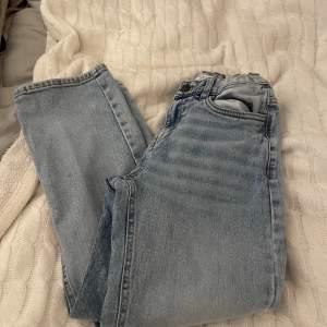Grishiga jeans från Lindex nypris, runt 400, mitt pris 189kr Väldigt snygga, använder inte längre för har växt ur mig, riktigt bra skick, som ny 10/10.