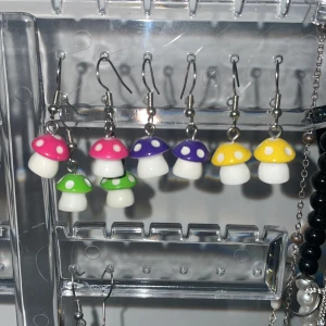 Svamp örhängen  - Rosa, gula, gröna och lila svamp örhängen för endast 10 kr för ett par. ( 40kr för alla) Använd minst 2 gånger!❤️🍄