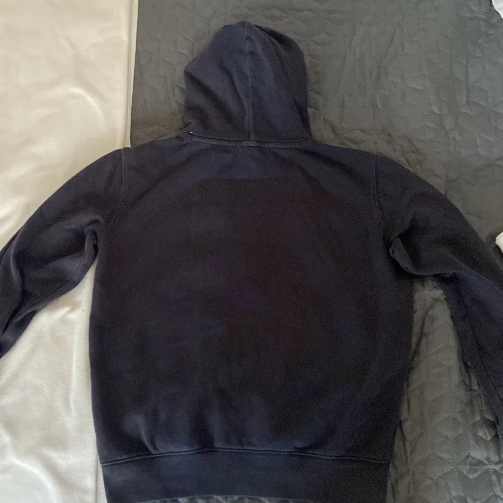Champion hoodie svart, passar 160-170, väldigt bra skick, skicka ett Pm Vid fler frågor. Hoodies.