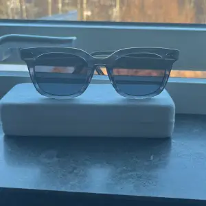 Helt nya solglasögon, skick 10/10 Grå/Svart Köpt för 800 