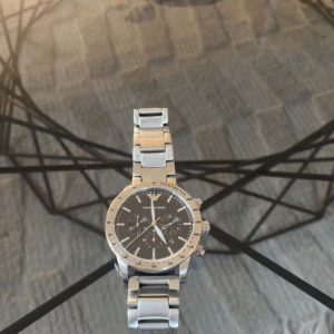 EMPERIO ARMANI KRONOGRAFKLOCKOR - Emperio armani klocka Lås: Butterflylås Mönster: Enfärgat Vattentät: 3 ATM Basfunktion: Datum, tidtagarur Urverk: Quartz Display: Kronografisk Artikelnummer: EA852M02R-D11