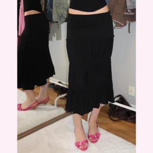 Svart långkjol!  - Flowig strechig svart långkjol som är perrffeeekt till sommaren. jag är S 