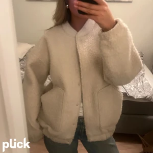 Vårjacka  - Säljer denna så snygga vårjacka från veromoda i storlek 36, passar både mindre och större storlekar. Köpt för 799 och säljer för 250kr!!