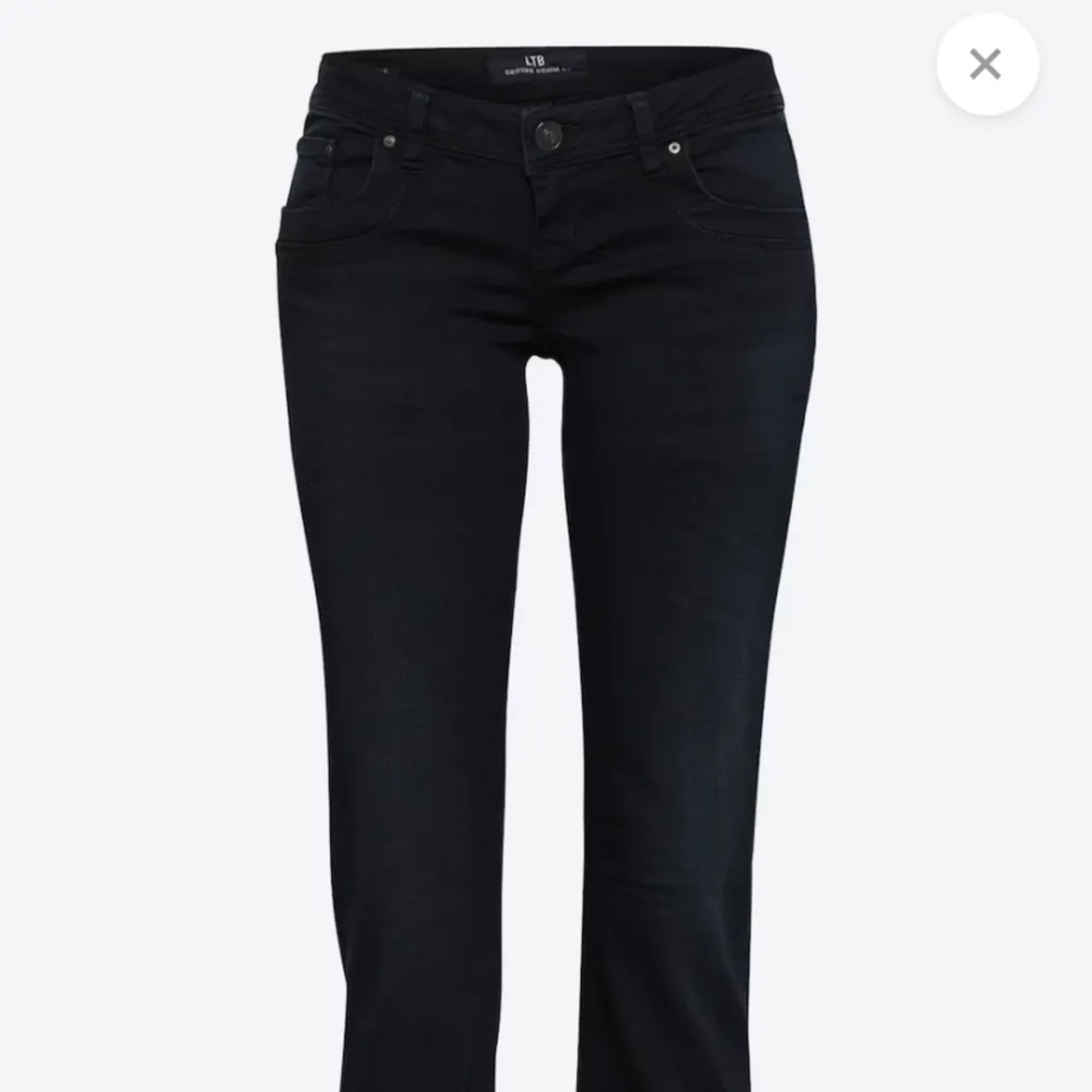 Säljer jeansen pga att jag aldrig änväder dem❤️ Jag köpte de på about you för 915kr  men säljer för lägre pris då de ändå använts några gånger💓 Kom privat för bilder på jeansen. Passar mig som runt 168 perfekt . Jeans & Byxor.