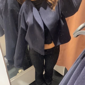 Kort kappa  - Säljer min snygga korta kappa med prislapp på då jag bara testat. Finaste marinblå färgen å perfket t våren, trendig å köpt för 500!❤️ helt ny 