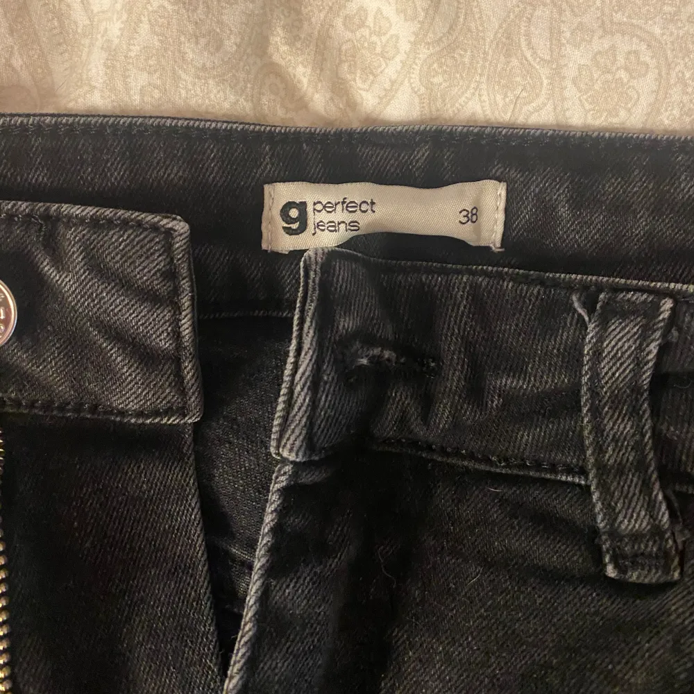 Svarta full lenght flare jeans ifrån Gina Tricot. Använda några gånger under våren 2023 men har sen dess bara legat i garderoben. Stl 38, använd gärna köp nu 💗. Jeans & Byxor.