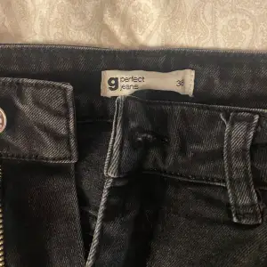 Svarta full lenght flare jeans ifrån Gina Tricot. Använda några gånger under våren 2023 men har sen dess bara legat i garderoben. Stl 38, använd gärna köp nu 💗