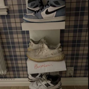 Jordan 1, yeezy och new balance - Tja, säljer dessa tre par skor endast för 2500kr ekl frakt  Alla tre skor passar 46 och är väl använda Vid frågor eller funderingar skicka gärna ett dm
