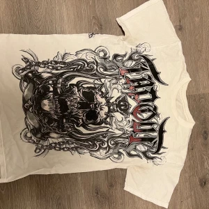 Tapout T-shirt - Vit Tapout tröja strlk M. Märket i nacken är lite slitet annars inget märkvärdigt problem. Dm för frågor eller fler bilder PAHAHAGA DEN ÄR INTE GUL I ARMHÅLORNA VET INTE VARFÖR DE SER UT SÅ🙏😭