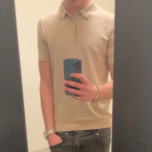 J-Lindeberg piké  - Liten M som passar S.  Använd 1-2 gånger. Nypris 800kr mitt pris 200kr Kan diskuteras vid snabb affär 