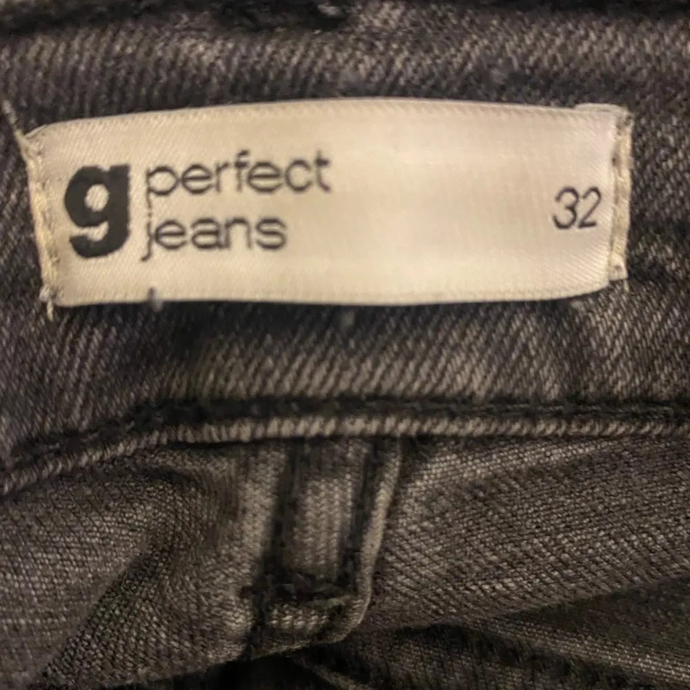 Jätte snygga gråa lågmidjade jeans köpte på Gina tricot. Bra skick, säljer pga att den inte kommer till användning. 💘. Jeans & Byxor.