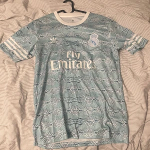 Real Madrid tröja - Säljer denna för beställde en mysteryshirt men är Barca fan så det blev lite fel 
