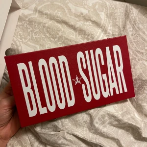 Jeffree Star Palett - 6 skuggor är använda en gång. Vill tillägga att jag är utbildad hår- & makeupstylist så borstar har varit rena vid användning och inga fingrar har använts i paletten. 