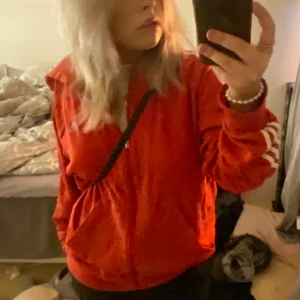 Röd adidas zip! - Röd skit snygg adidas tröja, LÄGGER UT INTRESSEKOLL!💞