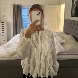 Blus Zara - Säljer denna fina blusen från zara i jättebra skick, den kommer inte till användning. Så fin vår blus. Hör av er vid frågor eller tryck gärna på köp nu ☺️💓 (Fri frakt) 