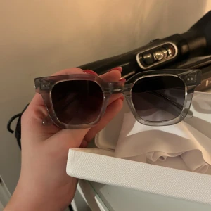 Chimi glasögon #04 - Säljer nu mina fina chimi solglasögon i färgen grey 04. Nypris 1350 men säljer de nu för 900kr. Kan tänka mig att sänka priset mycket vid snabb affär. Fick dem i födelsedagspresent i juni, alltså en säsong gamla och de är knappt använda. 🙏🏼🤩