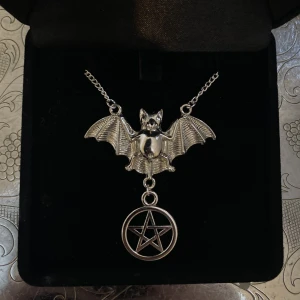 Alt halsband  - Unik design! Finns endast en! 20 % doneras direkt till Amnesty International ✨