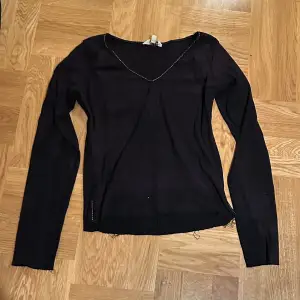 Skit snygg tröja med jätte cool tvätt, den är nästan lite fläckig/randig i svart/lila❣️Super bekväm och jätte fin detalj vid urringningen!! Använd gärna köp nu💖