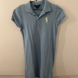 RL pikéklänning  - Söt klänning från Ralph Lauren perfekt t sommaren, barnstorlek som dock passar XS 
