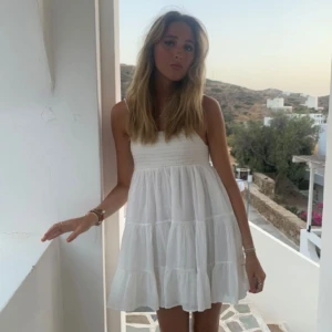 Zara klänning - Säljer denna supersöt vita klänningen från zara. Jättefint skick! Obs första bilden är ej min 🥰