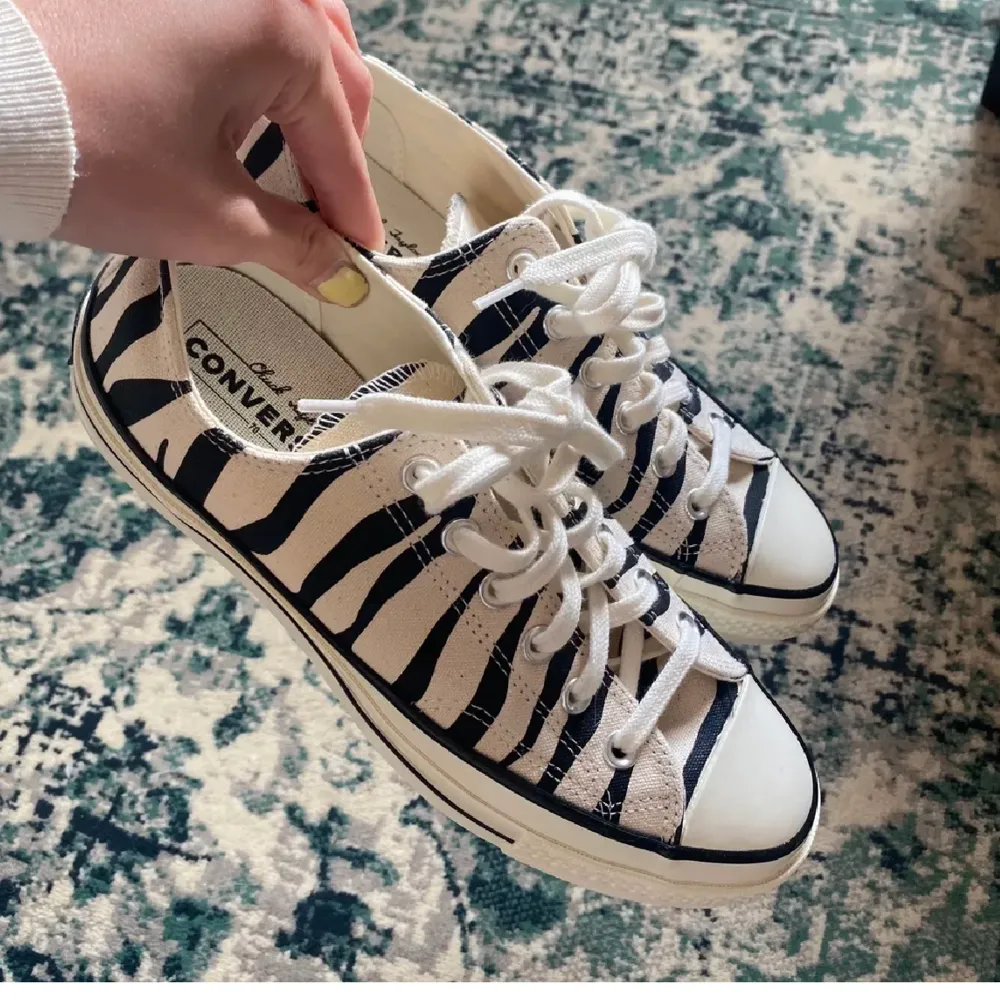 Jättecoola Converse med zebramönster! Knappt använda så de är i bra skick! Storlek 40🫶🏼🫶🏼. Kengät.