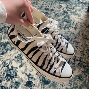  Converse - Jättecoola Converse med zebramönster! Knappt använda så de är i bra skick! Storlek 40🫶🏼🫶🏼