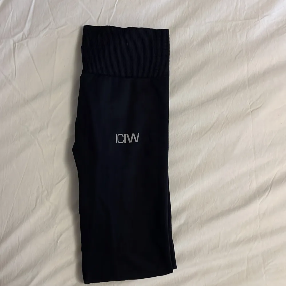 Snygga svarta tights från ICIW i storlek Xs. Säljer då de är lite för små för mig. Sparsamt använda. Nypris 599 kr! (Första bilden är lånad).. Jeans & Byxor.
