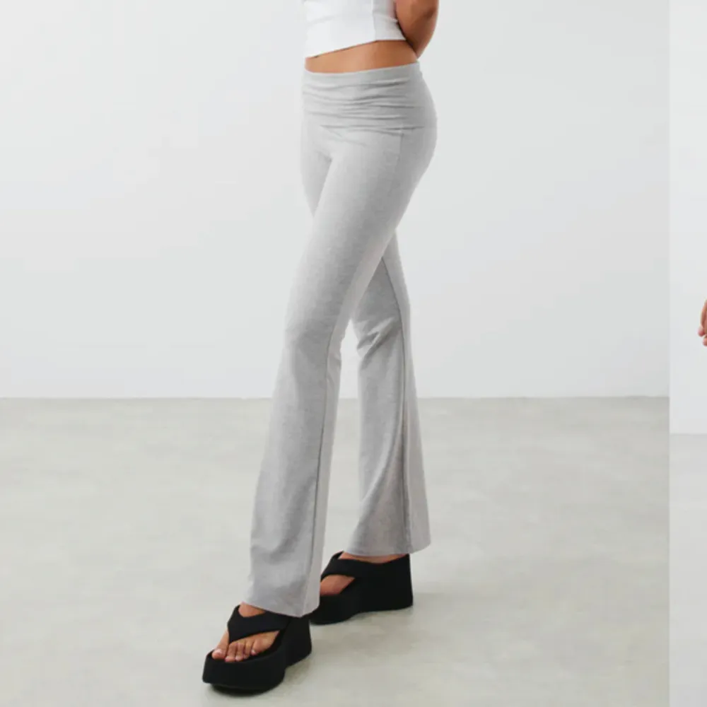 Yoga pants från Gina tricot kollektion soft touch❣️använda fåtal gånger men är fortfarande i fint🌸jag har sytt upp de själv så att det passar mig som är ca 158. Jeans & Byxor.
