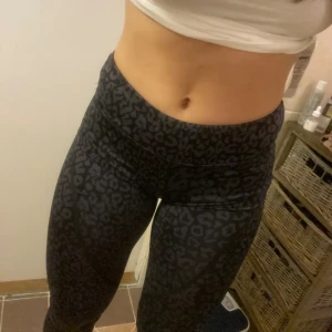 Leopard gymleggings - Väldigt skönt material, ficka med dragkedja på baksidan. Använda men bra skick.