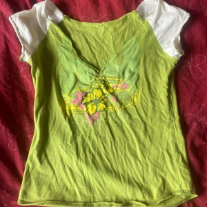 Söt topp med blomma - En grön topp med blommor på 