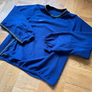 Sjukt cool fleece/sweater från Nike Alpha Project från 1999. Tyvärr bortklippt lapp men storlek M-L.